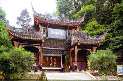 Il Tempio di Huanglong! Un gioiello architettonico immerso nella natura selvaggia di Meizhou.