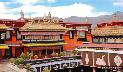 Il Tempio di Jokhang: Un centro spirituale scintillante e un tesoro architettonico!