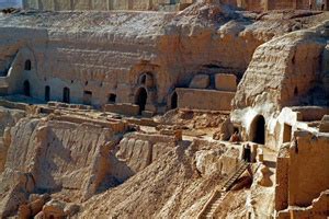 Le Grotte di Bezeklik: Un Viaggio nel Passato Buddista e nelle Monete del Deserto!