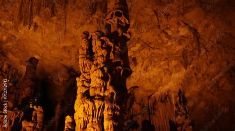 Le Grotte di Yuanyang: Un labirinto sotterraneo ricco di misteri e formazioni stalattitiche incredibili!