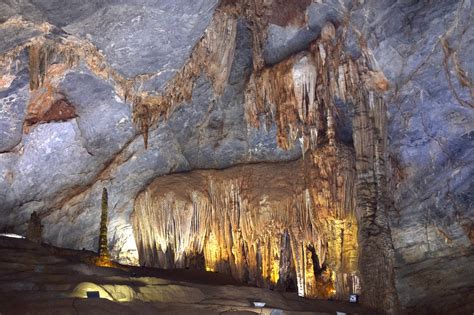 Le Grotte di Yuntai: Un labirinto di stalattiti e un paradiso per gli amanti della natura!