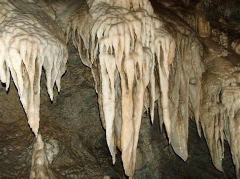 La Grotta di Qiyun, una meraviglia geologica da esplorare con stupore e trepidazione!