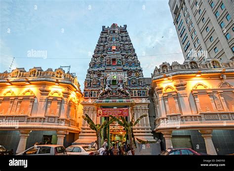 L'Avventure del Tempio Sri Maha Mariamman: Un Gioiello Colorato nel Cuore di Kuala Lumpur!